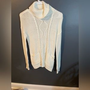 Roxy turtle neck with pockets! No flaws lightly worn. Size XS/S
